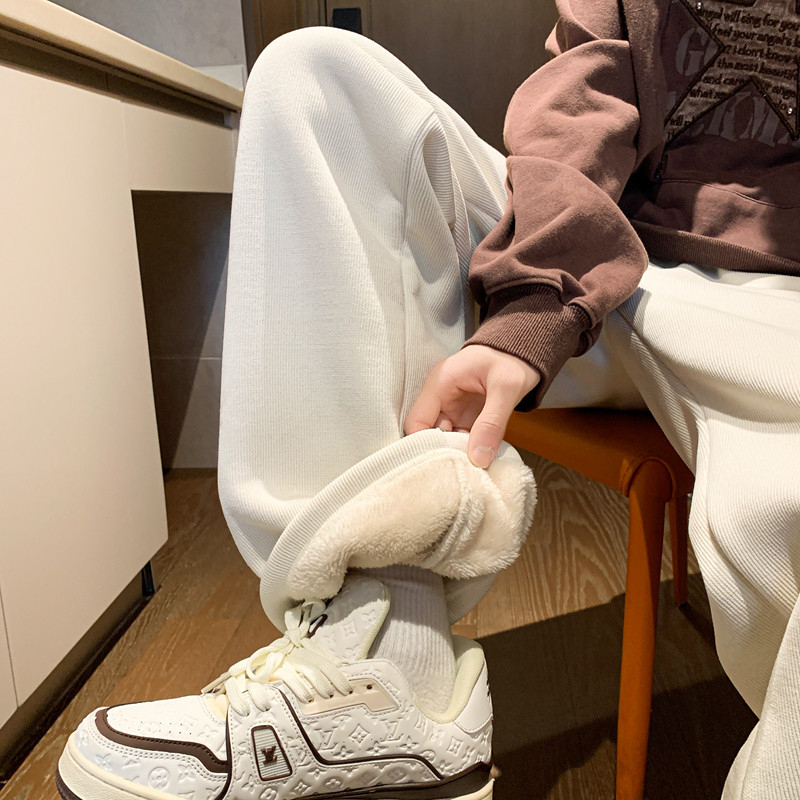 Férfi fleece-béléssel ellátott tréner nadrág bambuszrostból, vastag bélés, elasztikus derék, szabás egyenestől széles lábszárig, zseb részlet