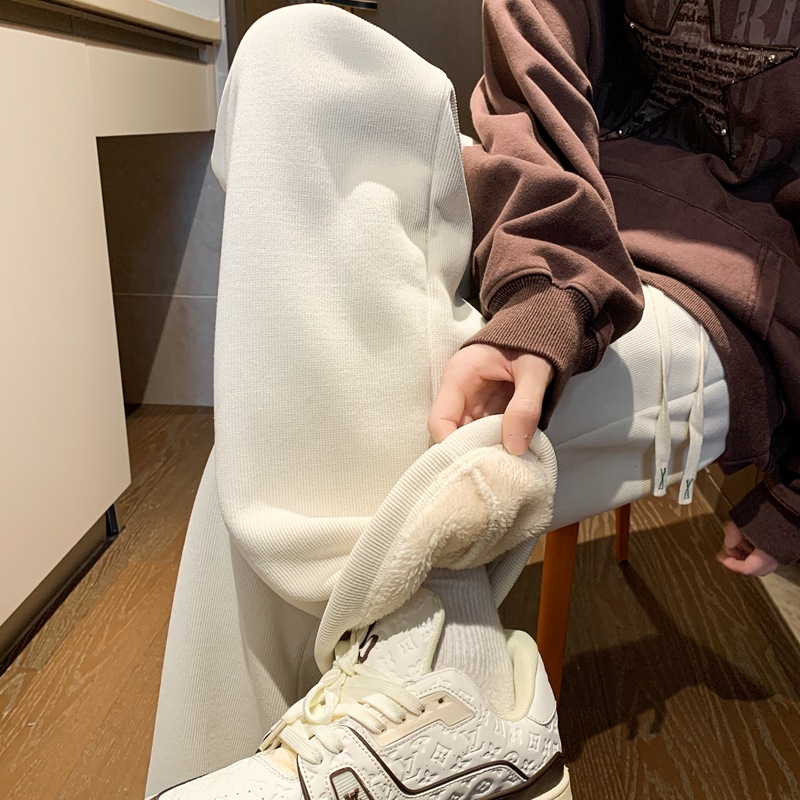 Férfi fleece-béléssel ellátott tréner nadrág bambuszrostból, vastag bélés, elasztikus derék, szabás egyenestől széles lábszárig, zseb részlet