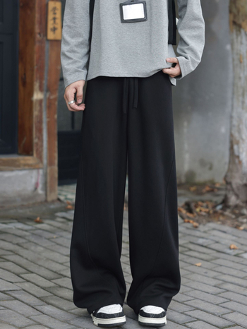 Férfiaknak tervezett sportos-casual nadrág egyenes szárú, középmagas derék, húzózsinóros záródás, pamut-polyészter keverék anyag, ránctalanított felület, ideális tavaszra és őszre.