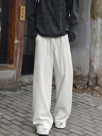 Férfiaknak tervezett sportos-casual nadrág egyenes szárú, középmagas derék, húzózsinóros záródás, pamut-polyészter keverék anyag, ránctalanított felület, ideális tavaszra és őszre.