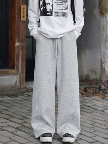 Férfiaknak tervezett sportos-casual nadrág egyenes szárú, középmagas derék, húzózsinóros záródás, pamut-polyészter keverék anyag, ránctalanított felület, ideális tavaszra és őszre.