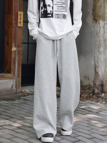 Férfiaknak tervezett sportos-casual nadrág egyenes szárú, középmagas derék, húzózsinóros záródás, pamut-polyészter keverék anyag, ránctalanított felület, ideális tavaszra és őszre.