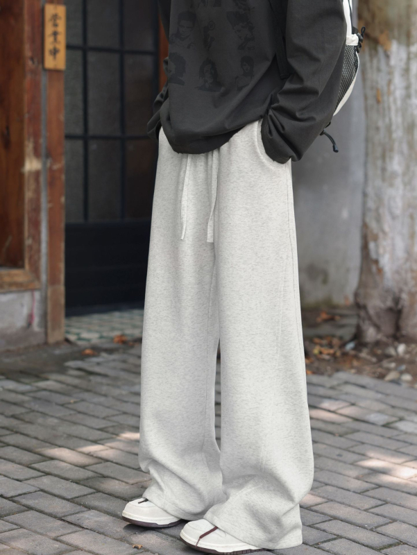 Férfiaknak tervezett sportos-casual nadrág egyenes szárú, középmagas derék, húzózsinóros záródás, pamut-polyészter keverék anyag, ránctalanított felület, ideális tavaszra és őszre.