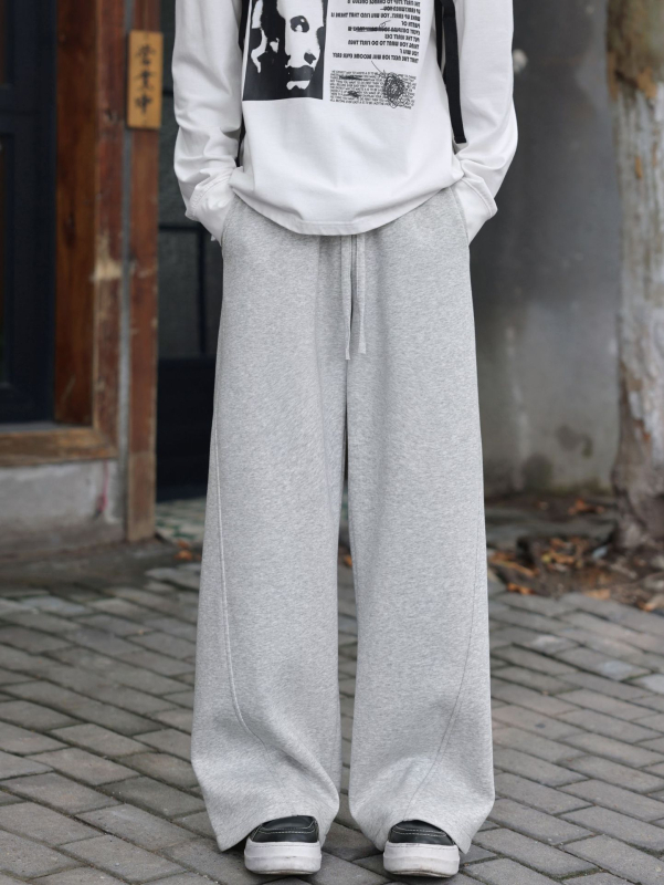 Férfiaknak tervezett sportos-casual nadrág egyenes szárú, középmagas derék, húzózsinóros záródás, pamut-polyészter keverék anyag, ránctalanított felület, ideális tavaszra és őszre.