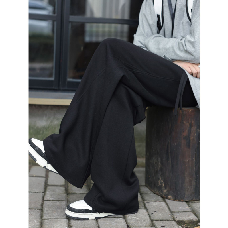 Férfiaknak tervezett sportos-casual nadrág egyenes szárú, középmagas derék, húzózsinóros záródás, pamut-polyészter keverék anyag, ránctalanított felület, ideális tavaszra és őszre.