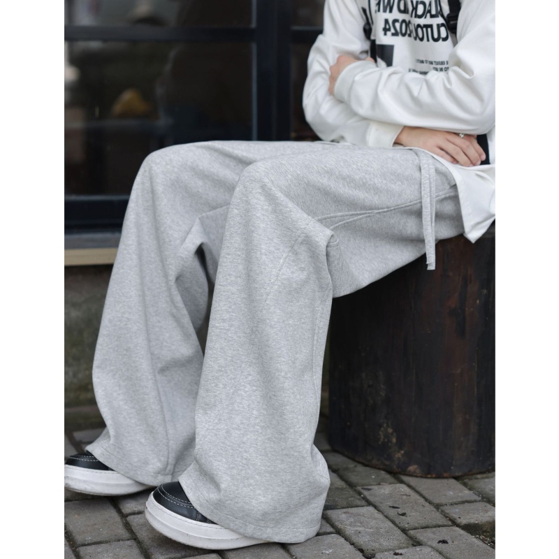 Férfiaknak tervezett sportos-casual nadrág egyenes szárú, középmagas derék, húzózsinóros záródás, pamut-polyészter keverék anyag, ránctalanított felület, ideális tavaszra és őszre.