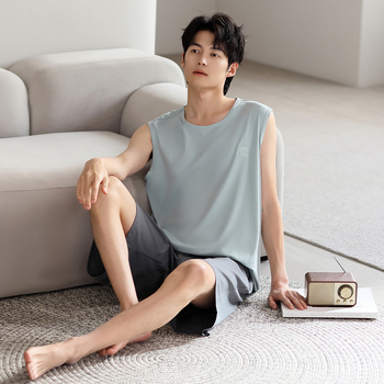 Muški ljetni modalni set pidžame: bez rukava majica i šorc; glavni materijal: modal; sastav: 47,5% viskoza, 5% spandex, 47,5% poliester; debljina tkanine: tanak; težina tkanine: 181–200 g/m²; vrat: okrugli