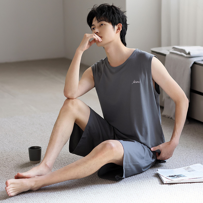 Muški ljetni modalni set pidžame: bez rukava majica i šorc; glavni materijal: modal; sastav: 47,5% viskoza, 5% spandex, 47,5% poliester; debljina tkanine: tanak; težina tkanine: 181–200 g/m²; vrat: okrugli