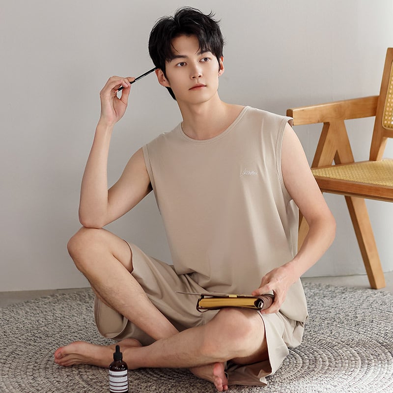 Muški ljetni modalni set pidžame: bez rukava majica i šorc; glavni materijal: modal; sastav: 47,5% viskoza, 5% spandex, 47,5% poliester; debljina tkanine: tanak; težina tkanine: 181–200 g/m²; vrat: okrugli