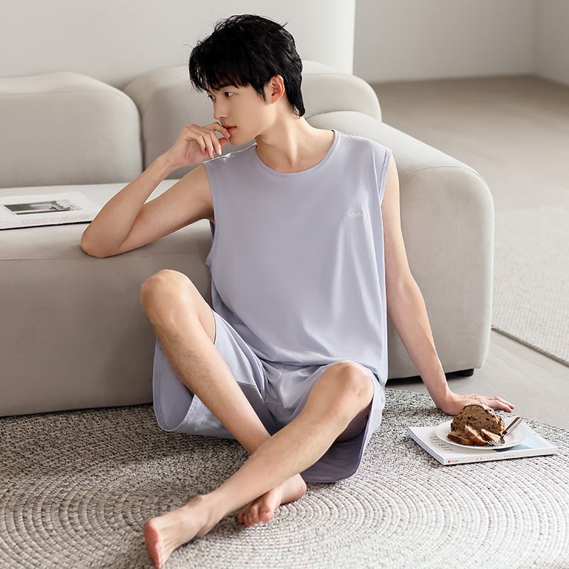 Muški ljetni modalni set pidžame: bez rukava majica i šorc; glavni materijal: modal; sastav: 47,5% viskoza, 5% spandex, 47,5% poliester; debljina tkanine: tanak; težina tkanine: 181–200 g/m²; vrat: okrugli