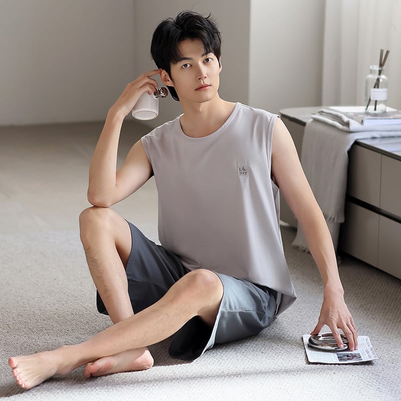 Muški ljetni modalni set pidžame: bez rukava majica i šorc; glavni materijal: modal; sastav: 47,5% viskoza, 5% spandex, 47,5% poliester; debljina tkanine: tanak; težina tkanine: 181–200 g/m²; vrat: okrugli