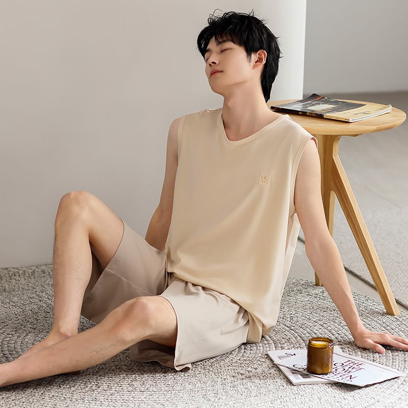 Muški ljetni modalni set pidžame: bez rukava majica i šorc; glavni materijal: modal; sastav: 47,5% viskoza, 5% spandex, 47,5% poliester; debljina tkanine: tanak; težina tkanine: 181–200 g/m²; vrat: okrugli