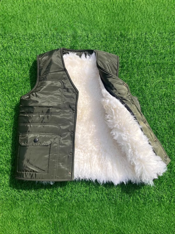 Gyapjú mellény pamut töltettel - V-nyakú, csíkos mintázat, fleece bélés