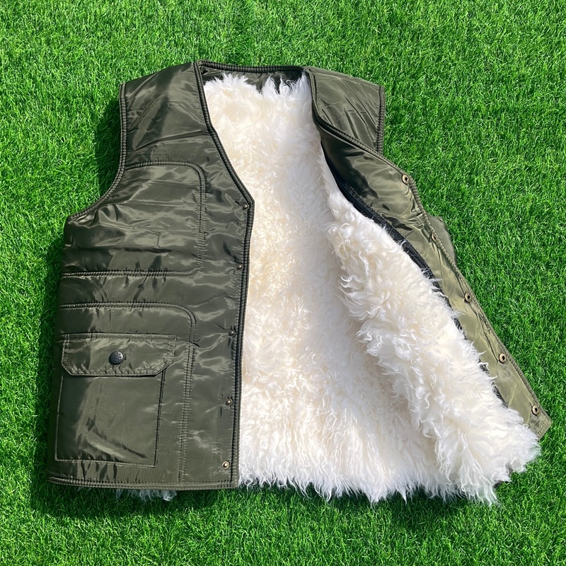 Вълнен жилет с пълнеж от памук - V-образно деколте, райета, подплатен с флис