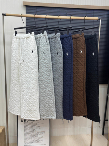 Pamut nadrág elasztikus derekú, laza szabású, vast anyag (90-95% pamut; töltő pamut 80-90%; tél 2025)