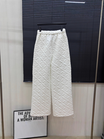 Pamut nadrág elasztikus derekú, laza szabású, vast anyag (90-95% pamut; töltő pamut 80-90%; tél 2025)