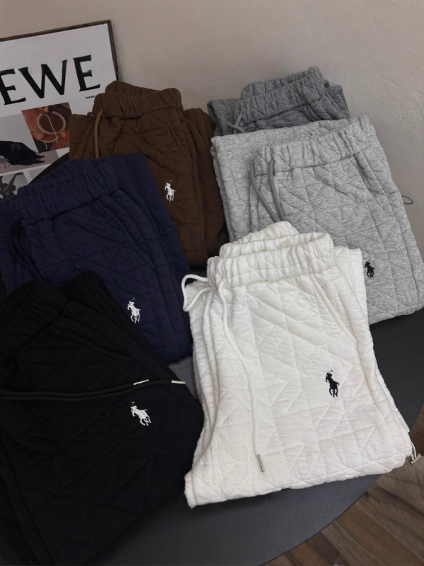 Pamut nadrág elasztikus derekú, laza szabású, vast anyag (90-95% pamut; töltő pamut 80-90%; tél 2025)