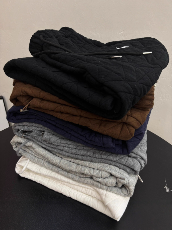 Pamut nadrág elasztikus derekú, laza szabású, vast anyag (90-95% pamut; töltő pamut 80-90%; tél 2025)