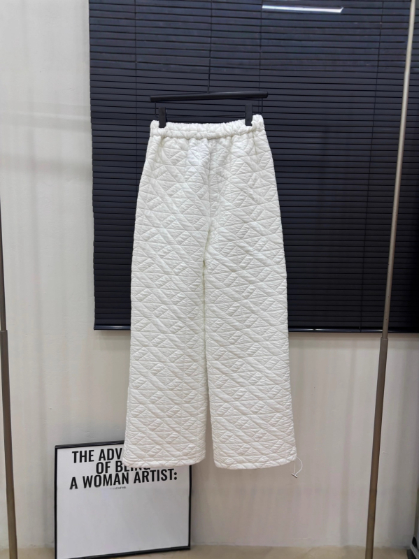 Pamut nadrág elasztikus derekú, laza szabású, vast anyag (90-95% pamut; töltő pamut 80-90%; tél 2025)