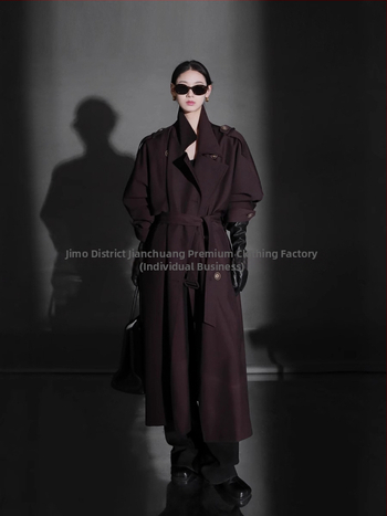 Női brit stílusú trench kabát, hosszított szabás, poliészter anyag 95%+, hercegnő ujjas ujjakkal, zakó típusú gallér