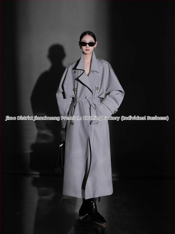 Női brit stílusú trench kabát, hosszított szabás, poliészter anyag 95%+, hercegnő ujjas ujjakkal, zakó típusú gallér