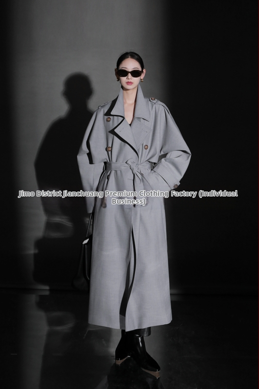 Női brit stílusú trench kabát, hosszított szabás, poliészter anyag 95%+, hercegnő ujjas ujjakkal, zakó típusú gallér