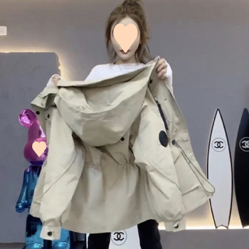 Női bélelt pamut kabát kapucnival, középhosszú, derekat szorító szabás, városi elegáns stílus, zsebekkel és gombokkal