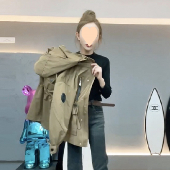 Női bélelt pamut kabát kapucnival, középhosszú, derekat szorító szabás, városi elegáns stílus, zsebekkel és gombokkal