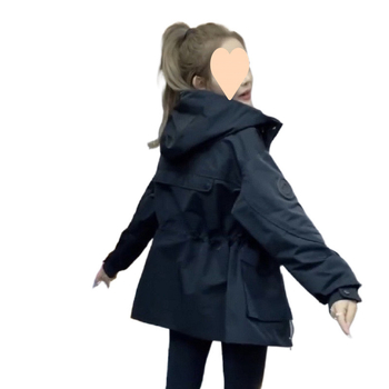 Női bélelt pamut kabát kapucnival, középhosszú, derekat szorító szabás, városi elegáns stílus, zsebekkel és gombokkal