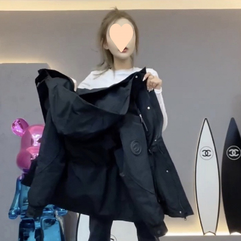 Női bélelt pamut kabát kapucnival, középhosszú, derekat szorító szabás, városi elegáns stílus, zsebekkel és gombokkal