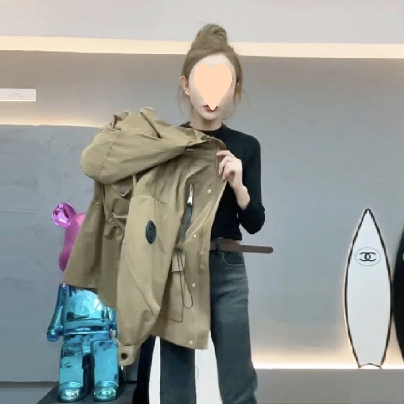 Női bélelt pamut kabát kapucnival, középhosszú, derekat szorító szabás, városi elegáns stílus, zsebekkel és gombokkal