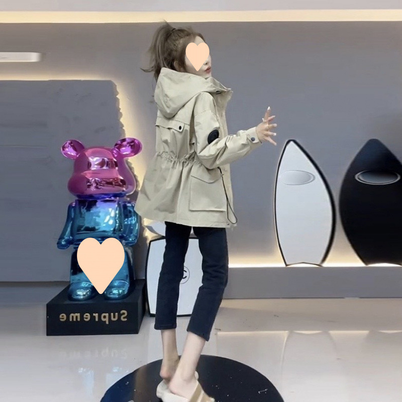 Női bélelt pamut kabát kapucnival, középhosszú, derekat szorító szabás, városi elegáns stílus, zsebekkel és gombokkal