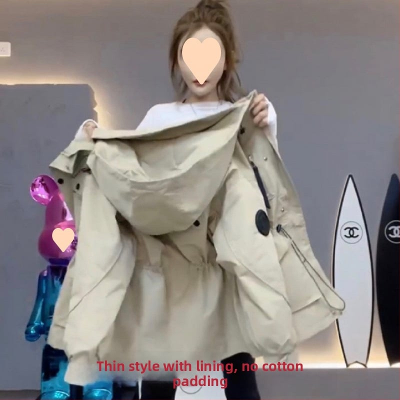 Női bélelt pamut kabát kapucnival, középhosszú, derekat szorító szabás, városi elegáns stílus, zsebekkel és gombokkal