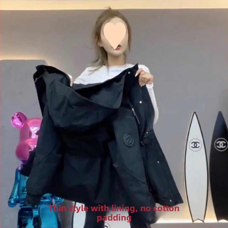 Női bélelt pamut kabát kapucnival, középhosszú, derekat szorító szabás, városi elegáns stílus, zsebekkel és gombokkal