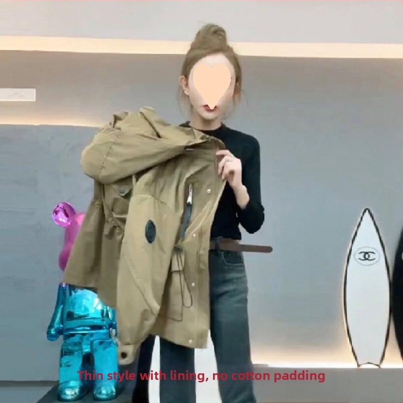 Női bélelt pamut kabát kapucnival, középhosszú, derekat szorító szabás, városi elegáns stílus, zsebekkel és gombokkal