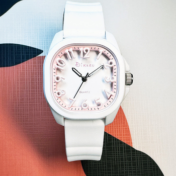Unisex kvadratni sat, kvarcni mehanizam (Japan Seiko PC21), vodootpornost 30 m, kućište od PC-a, analogni prikaz