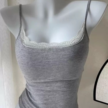 Kokvilnas camiņ tops ar mežģīnēm un iekšējiem spilventiņiem, apaļa kakla izgriezums, vidējas biezuma audums, visām sezonām.