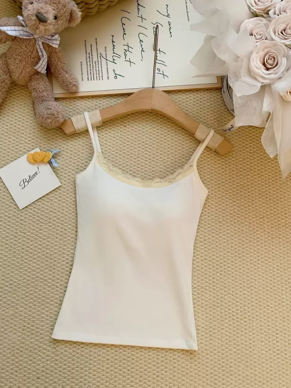 Kokvilnas camiņ tops ar mežģīnēm un iekšējiem spilventiņiem, apaļa kakla izgriezums, vidējas biezuma audums, visām sezonām.