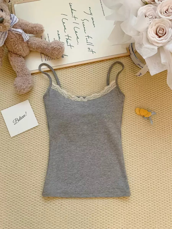 Kokvilnas camiņ tops ar mežģīnēm un iekšējiem spilventiņiem, apaļa kakla izgriezums, vidējas biezuma audums, visām sezonām.