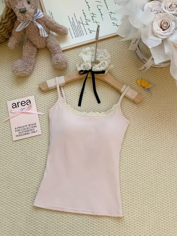 Kokvilnas camiņ tops ar mežģīnēm un iekšējiem spilventiņiem, apaļa kakla izgriezums, vidējas biezuma audums, visām sezonām.