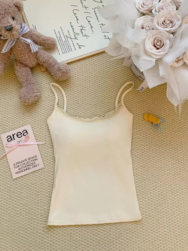 Kokvilnas camiņ tops ar mežģīnēm un iekšējiem spilventiņiem, apaļa kakla izgriezums, vidējas biezuma audums, visām sezonām.