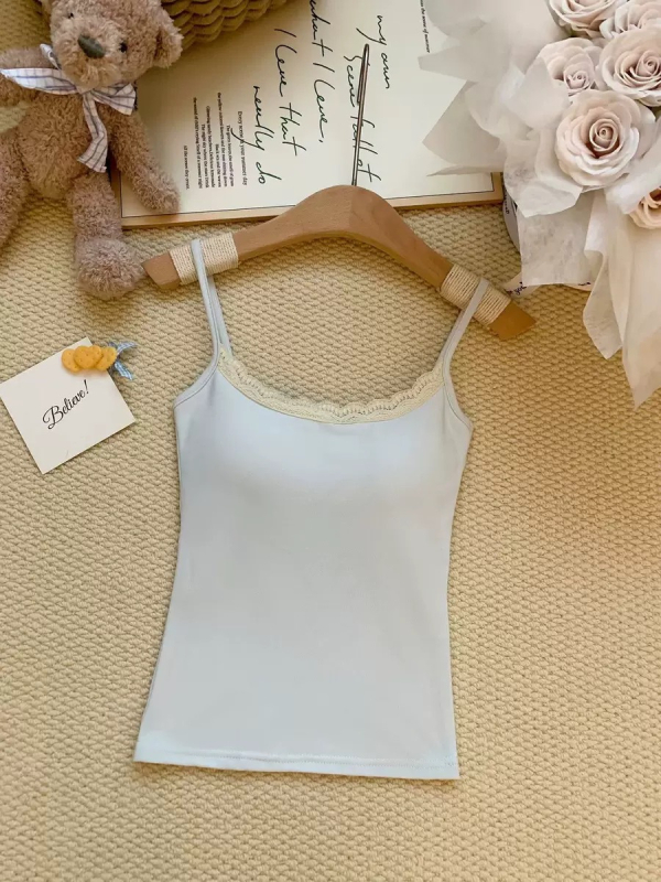 Kokvilnas camiņ tops ar mežģīnēm un iekšējiem spilventiņiem, apaļa kakla izgriezums, vidējas biezuma audums, visām sezonām.