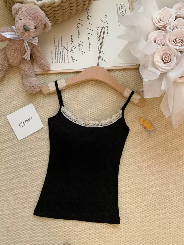 Kokvilnas camiņ tops ar mežģīnēm un iekšējiem spilventiņiem, apaļa kakla izgriezums, vidējas biezuma audums, visām sezonām.