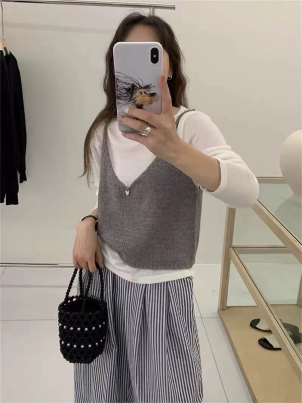 Ženska pletene kamizole bez rukava s V izrezom, uski kroj, kratka duljina 40–50 cm, akrilni materijal s vlaknom viskoze (<30%)