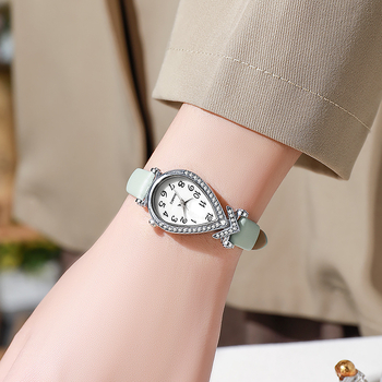 Női karóra vízcsepp alakú számlappal, kvarc működés, műbőr szíj, ötvözetes tokozás, rozsdamentes acél csat