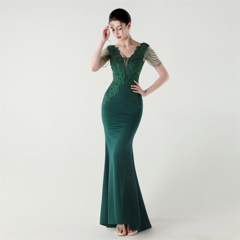 Vakarinė suknelė iš satino su nėrinių ir kristalų akcentais, gili V formos iškirptė, nugaros dirželis, liekninanti liemens siluetas, be rankovių, ilga suknelė