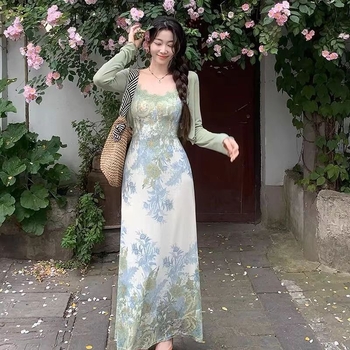 Moterų dviejų dalių komplektas: kardiganas ir halterne suknelė su fėjų tipo sijonu — poliesteris 95%+, U formos kaklas, ilgos rankovės