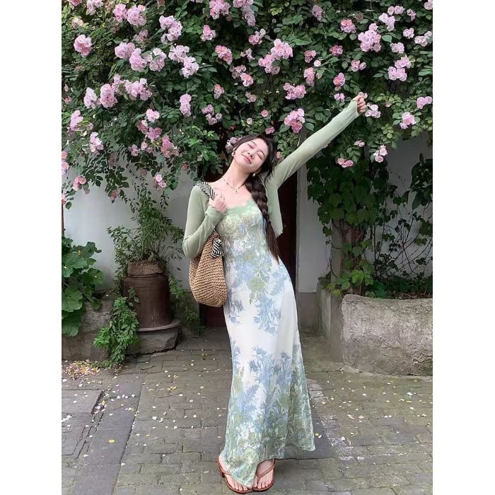 Moterų dviejų dalių komplektas: kardiganas ir halterne suknelė su fėjų tipo sijonu — poliesteris 95%+, U formos kaklas, ilgos rankovės