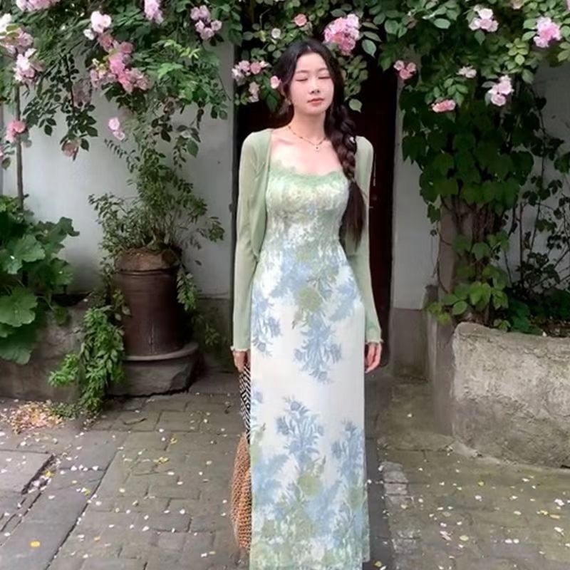 Moterų dviejų dalių komplektas: kardiganas ir halterne suknelė su fėjų tipo sijonu — poliesteris 95%+, U formos kaklas, ilgos rankovės