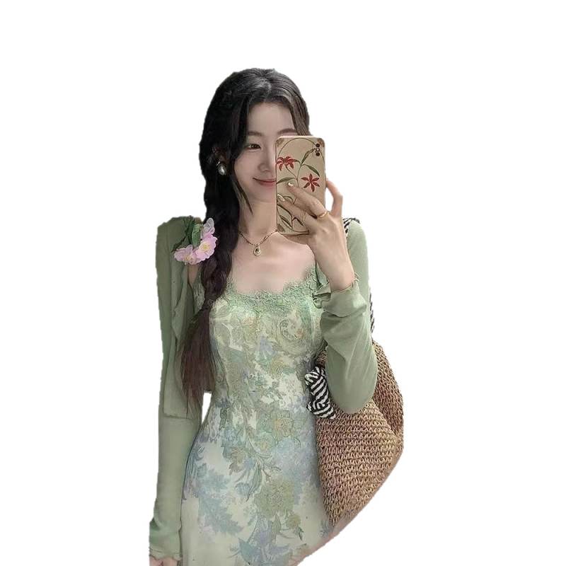 Moterų dviejų dalių komplektas: kardiganas ir halterne suknelė su fėjų tipo sijonu — poliesteris 95%+, U formos kaklas, ilgos rankovės